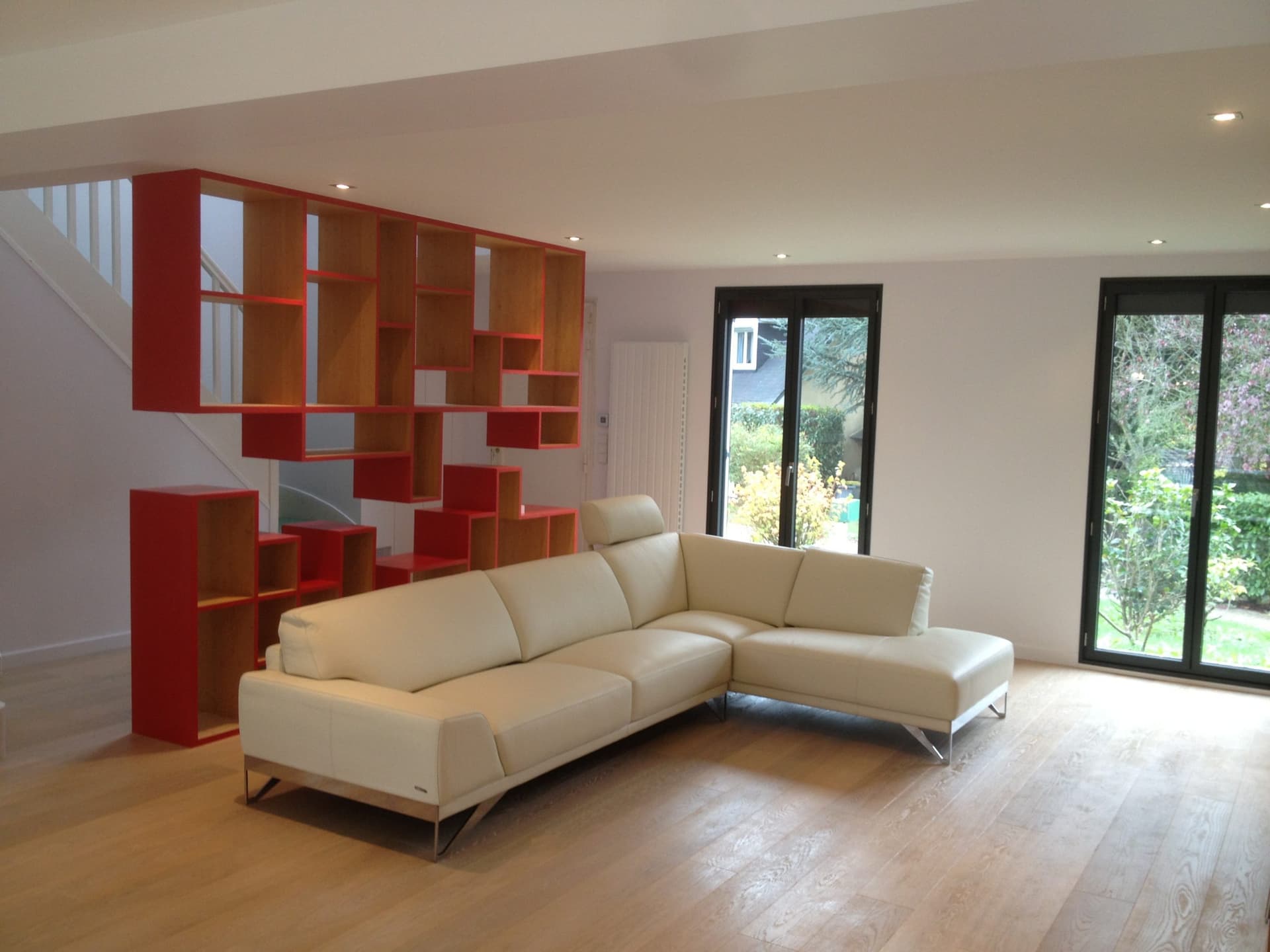 Maison contemporaine St-Nom-la-Bretêche - Salon design avec bibliothèque architecturale sur mesure