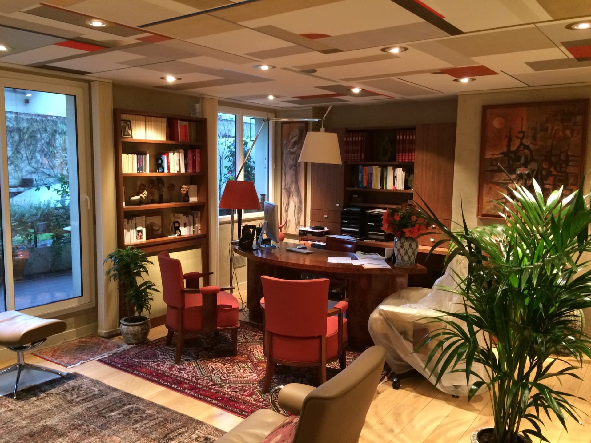 Aménagement d’un cabinet de travail à Paris 11e avec bibliothèque intégrée en bois massif et ambiance feutrée