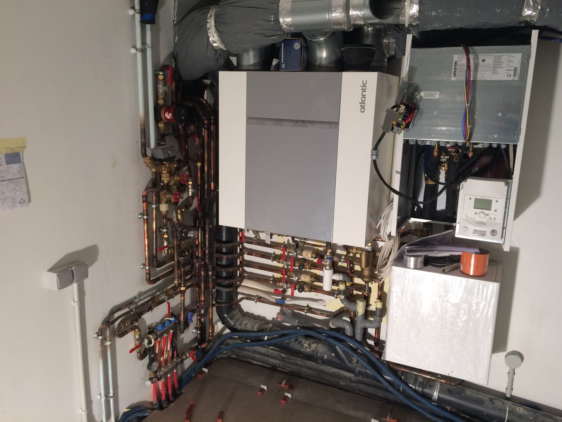 Installation d’une chaufferie technique haut de gamme certifiée RGE avec collecteurs cuivre et régulation