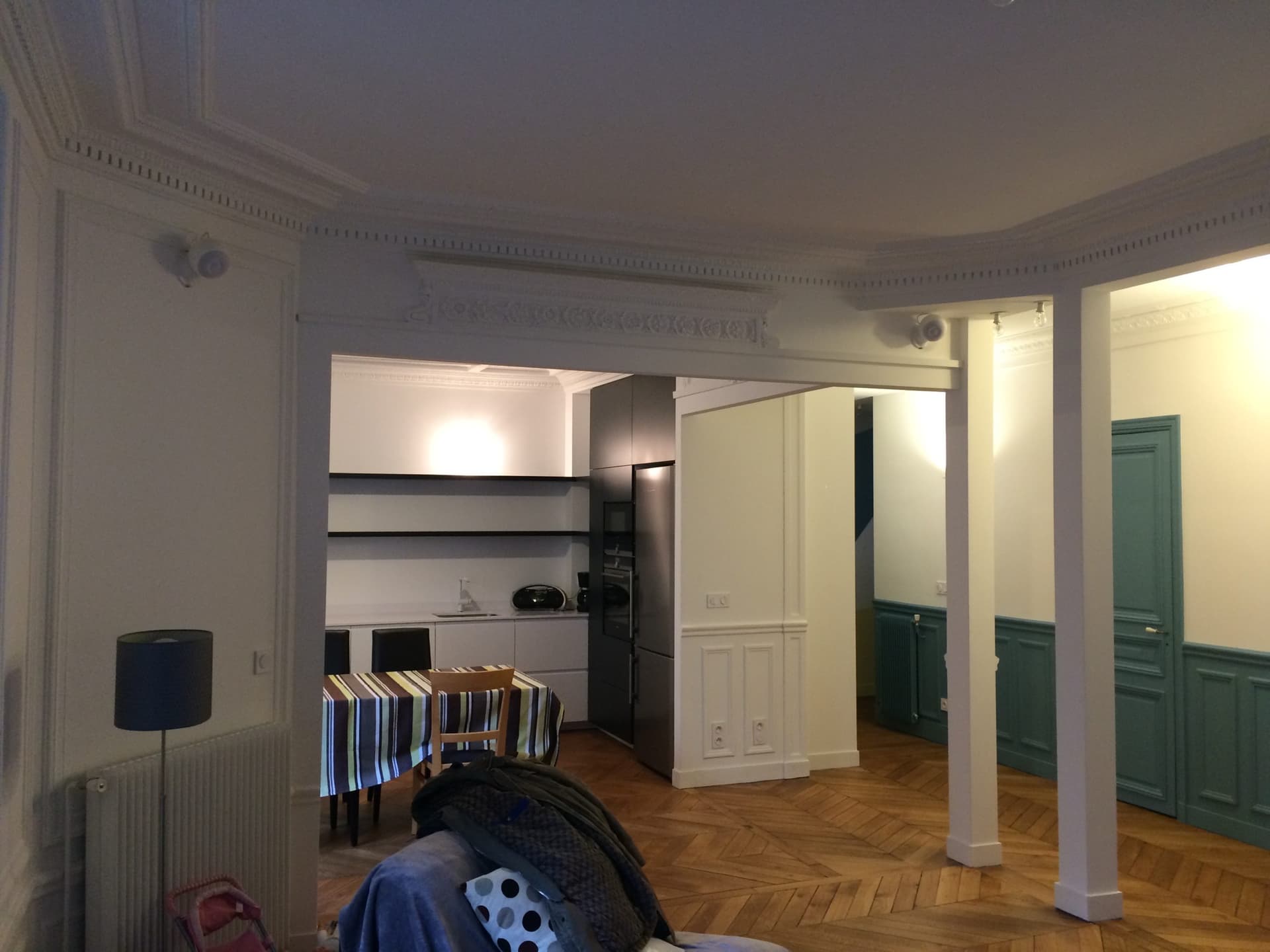 Appartement familial Paris 17e avec soubassements peints vert canard et salon ouvert