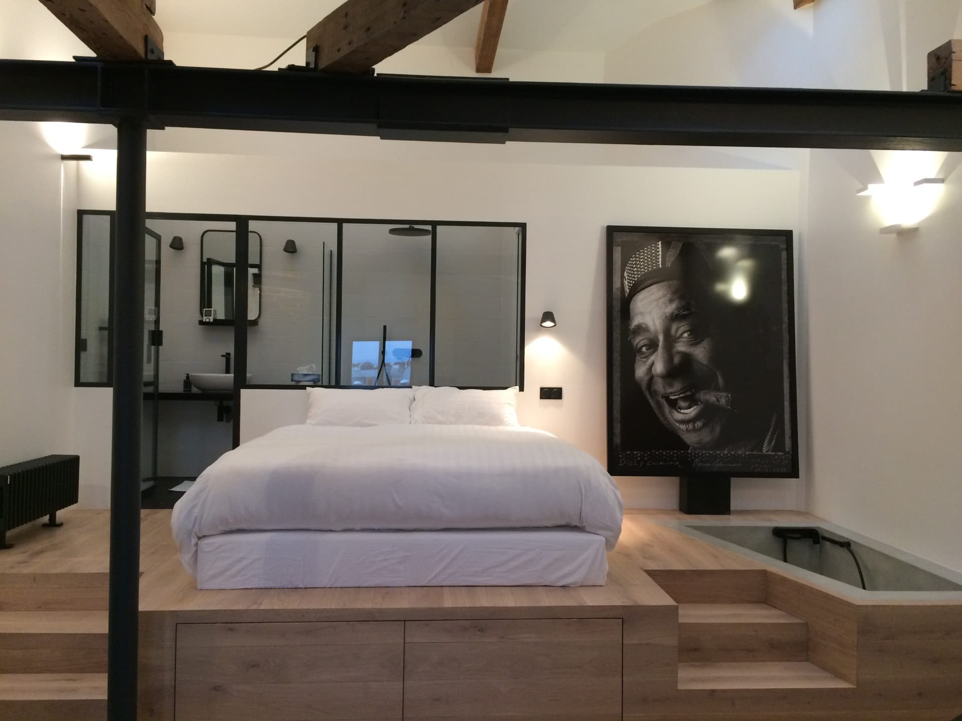 Rénovation haut de gamme appartement Paris 16e - Chambre sur podium bois et verrière atelier
