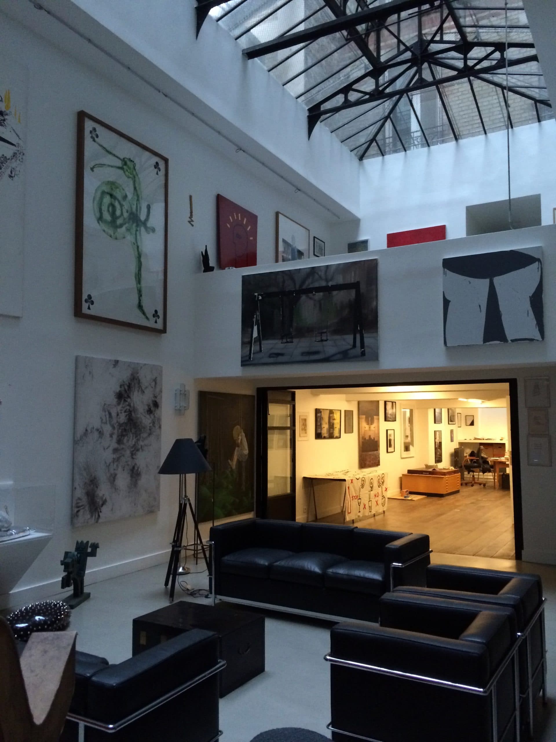 Loft d’artiste Paris 11e avec double hauteur sous plafond et verrière industrielle sur mesure