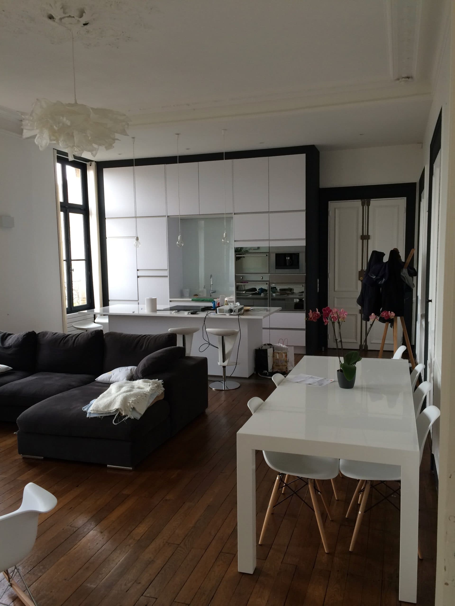 Rénovation d’un grand appartement à Dijon avec cuisine américaine ouverte et salon spacieux
